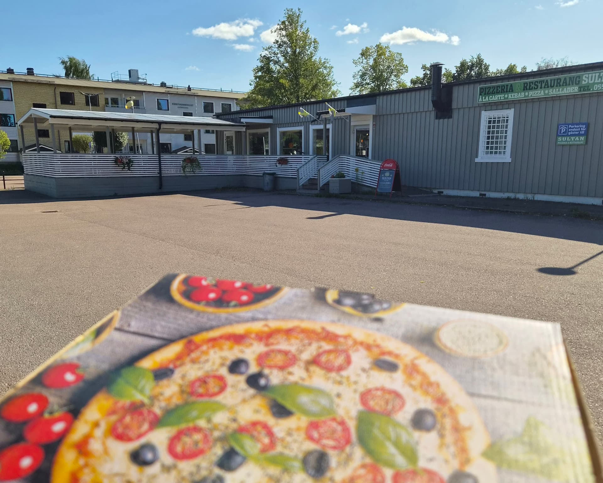 Pizzakartong utanför Sultan i Kil